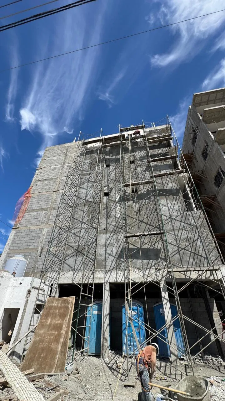 Edificio en construcción con andamios supervisado por Espacio B Ingeniería