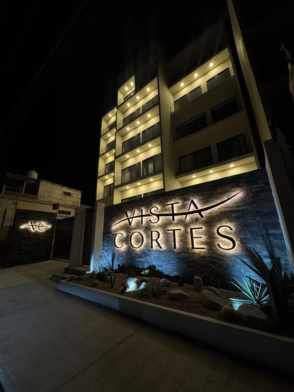 Vista nocturna del desarrollo Vista Cortés terminado por Espacio B Ingeniería